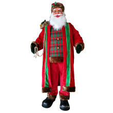 Personagem do Papai Noel decorado com meias de Natal
